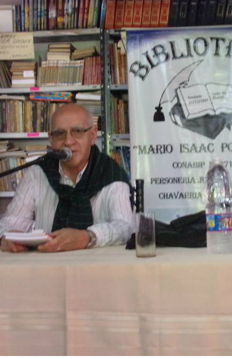 Víctor Hugo Vallejos en una presentación de libros